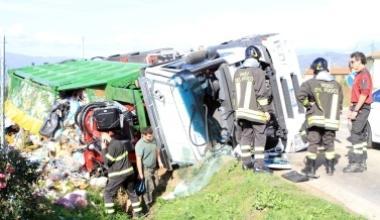 Camion carico di spazzatura si ribalta affrontando una rotonda