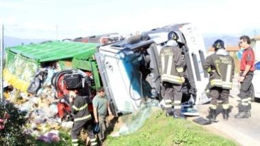 Camion carico di spazzatura si ribalta affrontando una rotonda