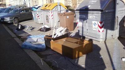 "Rifiuti abbandonati in strada sugli Scali D'Azeglio"