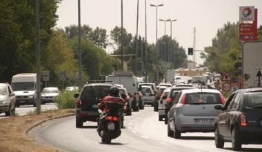 Potatura degli alberi sotto le Bocchette, sabato chiusa la rampa di viale Gronchi