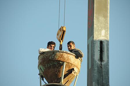 Sciopero della fame sulla gru per essere pagati