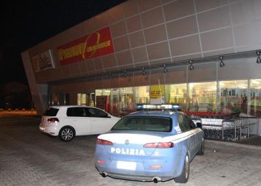 La polizia davanti al Penny 