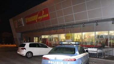La polizia davanti al Penny