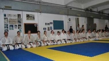 Foto di gruppo di alcuni partecipanti allo stage di karate