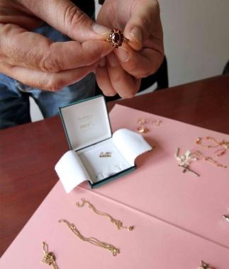 Alcuni gioielli in oro facenti parte di una refurtiva 