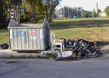 <b>ABBANDONATO</b> Un vecchio televisore lasciato vicino a un cassonetto in via Lago di Varano. Non &egrave; questo il modo corretto di smaltire i vecchi apparecchi, basta rivolgersi al Coseca  