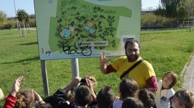 <b>LEGAMBIENTE.</b> Un “formatore” che insegna ai baby studenti come si può amare l’acqua