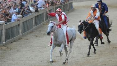 <b>FUORICLASSE.</b> Fedora durante il Palio di Siena