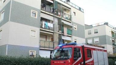 I vigili del fuoco, giunti per aprire la porta di casa della vittima