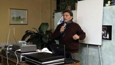 Mauro La Porta durante la conferenza ad Avenza 