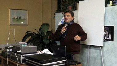 Mauro La Porta durante la conferenza ad Avenza