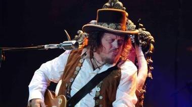 <b>CONCERTI E DUETTI.</b> Zucchero suona per la strage di Viareggio. In alto, è con Sting, in basso con Burke