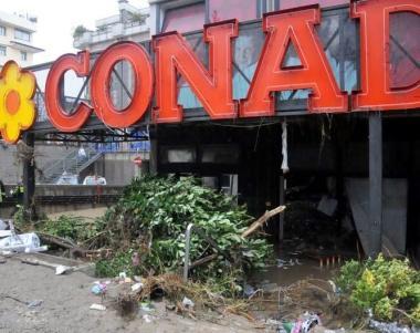 Il Conad di Aulla allagato dalla piane del fiume   