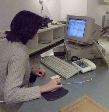 Una ragazza con il computer 