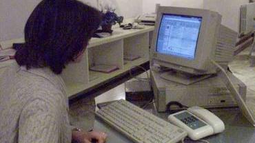 Una ragazza con il computer