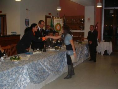 Ling. Milli e lassessore Chiofalo consegnano il premio a Sabrye Habili 