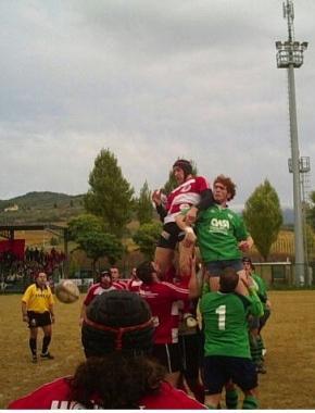 Una fase dellincontro di domenica a Pontassieve dove il Bellaria Cappuccini Rugby ha ottenuto la quarta vittoria di fila in questo campionato 