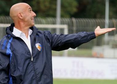 Il tecnico del Prato, Vincenzo Esposito deluso da alcuni giocatori pe ril 3-1 subito a Perugia 