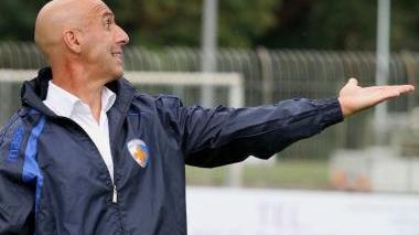 Il tecnico del Prato, Vincenzo Esposito deluso da alcuni giocatori pe ril 3-1 subito a Perugia