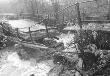 Il ponte crollato sullOrzanella e sotto Sabrina Salvatore    