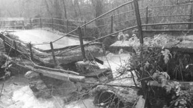 Il ponte crollato sull’Orzanella e sotto Sabrina Salvatore