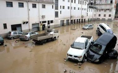 Lassessore Gildo Bertoncini e il disastro provocato dallalluvione ad Aulla     