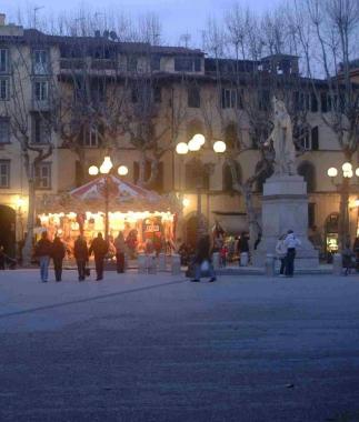 Una veduta di piazza Napoleone con la giostra storica che sar&agrave; rimontata anche per le feste di Natale     