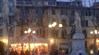 Una veduta di piazza Napoleone con la giostra storica che sarà rimontata anche per le feste di Natale
