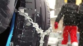 Catene da neve montate: la corsa all’acquisto scattata in questi giorni ha praticamente svuotato gli scaffali dei centri di grande distribuzione della Valdinievole