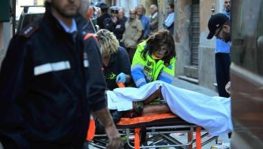 Il ferito mentre viene soccorso in centro a Ponsacco