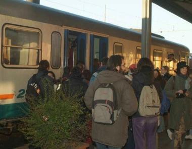 Pendolari in attesa del treno sulla linea Lucca-Firenze e l’assessore regionale Ceccobao