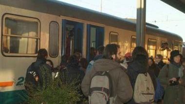 Pendolari in attesa del treno sulla linea Lucca-Firenze e l’assessore regionale Ceccobao