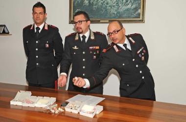 I carabinieri durante la conferenza stampa di ieri mostrano gli anelli sequestrati 