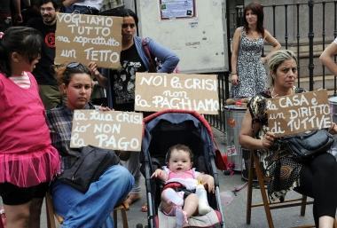 Lassessore Tempestini e una manifestazione antisfratti (foto darchivio) 
