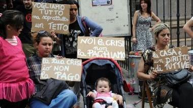 L’assessore Tempestini e una manifestazione antisfratti (foto d’archivio)