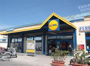 Busta in testa e pistola giocattolo, via dal market con 6mila euro