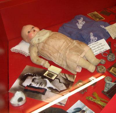 Sant'Anna di Stazzema - La memoria dell'eccidio è una bambola coperta di sangue 