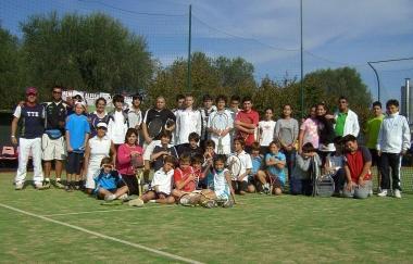 <b>TENNIS.</b> Tutti in posa sul campo di gioco davanti al fotografo per il torneo tra Circolo Aics di Albinia e quello di Fabrica di Roma 