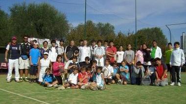 <b>TENNIS.</b> Tutti in posa sul campo di gioco davanti al fotografo per il torneo tra Circolo Aics di Albinia e quello di Fabrica di Roma