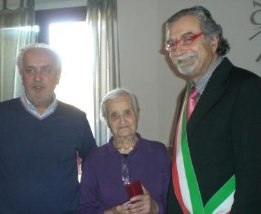 100 ANNI PER MARIA La signora Maria Mancini, nei giorni scorsi ha spento 100 candeline. Il sindaco ...