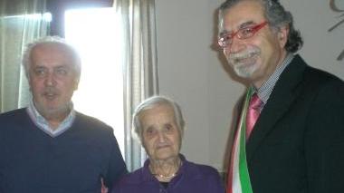 100 ANNI PER MARIA La signora Maria Mancini, nei giorni scorsi ha spento 100 candeline. Il sindaco ...