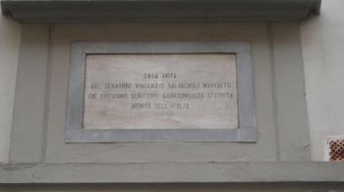 La lapide sulla casa di Vincenzo Salvagnoli in via Del Papa e a destra Palazzo Ghibellino in piazza Farinata degli Uberti