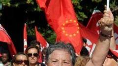 Una donna durante un corteo sindacale