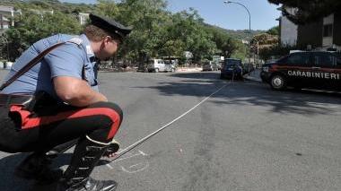 Carabiniere impegnato nei rilievi di un incidente stradale Molte assicurazioni hanno sporto denuncia per falsi sinistri