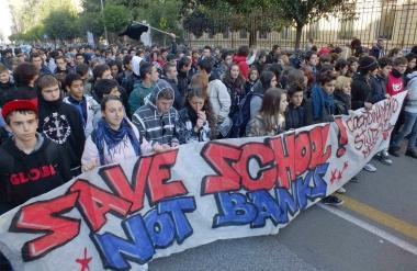 Lo striscione: salvate le scuole, non le banche 