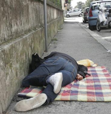 Un marciapiede come letto 