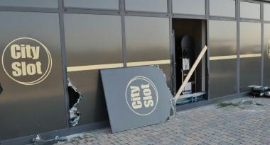 I pannelli dellingresso della sala giochi, nel comune di Vicopisano, danneggiata a bastonate dai ladri 