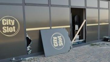 I pannelli dell’ingresso della sala giochi, nel comune di Vicopisano, danneggiata a bastonate dai ladri
