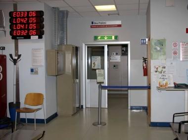 A sx, il centro prelievi dellospedale Sopra, Laura Del Freo (Cgil) 