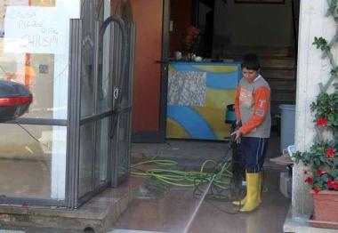 Un negozio danneggiato dalla piena del Magra 